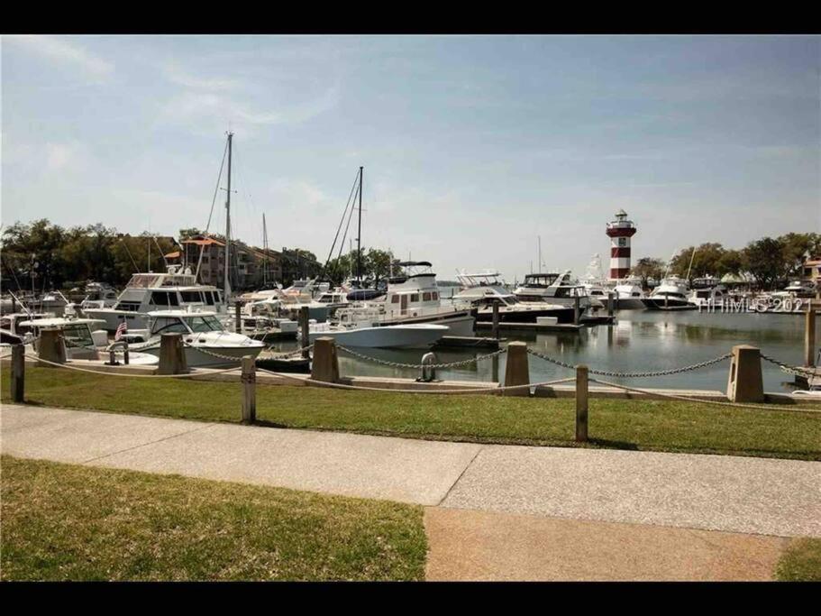 In The Heart Of Harbour Town 2Br 2Ba Pool Access Close To Beach Hilton Head Island Esterno foto