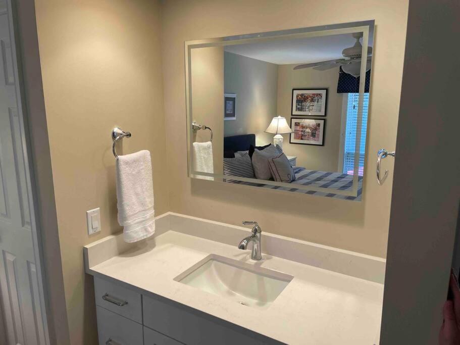 In The Heart Of Harbour Town 2Br 2Ba Pool Access Close To Beach Hilton Head Island Esterno foto